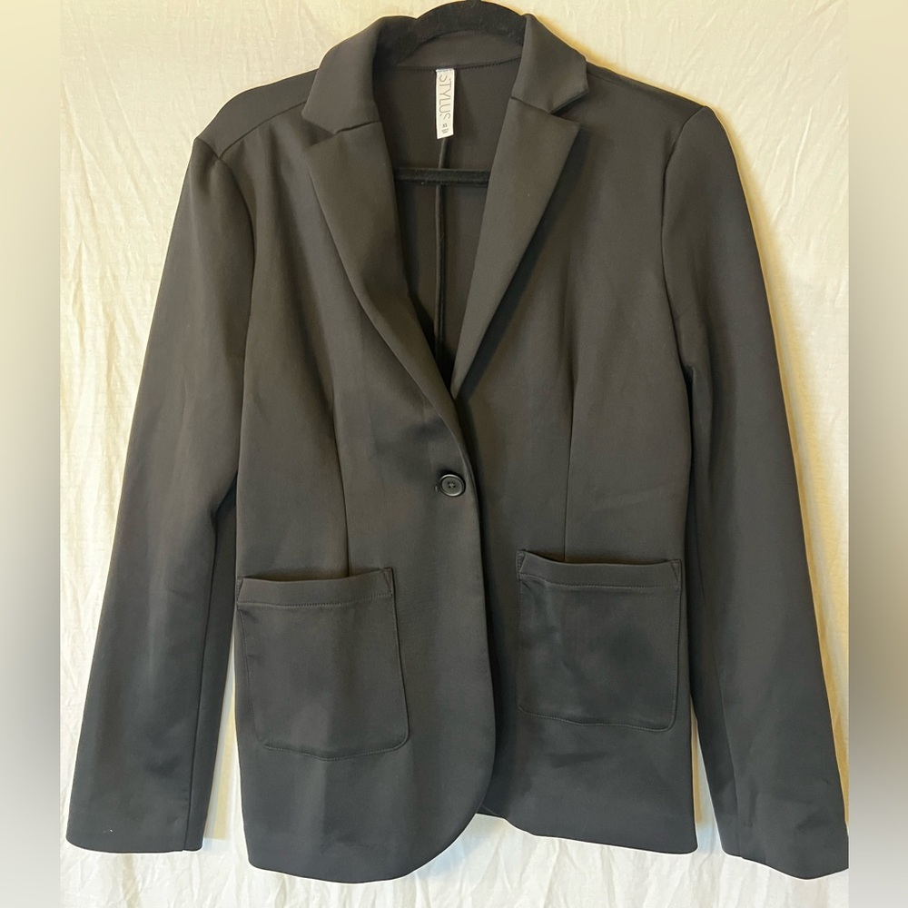 Stylus x-small women’s black blazer with buttons and front pockets